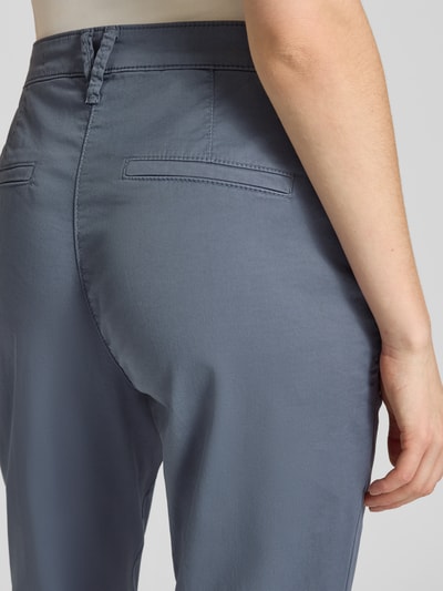 Frauenmodel trägt Straight Fit Chino in verkürzter Passform von MAC in Blau, Baumwoll-Mix, Eingriffstaschen, Gesäßtaschen, Detailaufnahme Rückansicht.