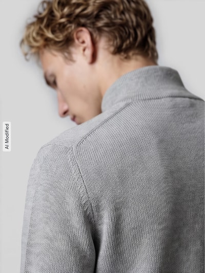 Männermodel trägt hellgraue Regular Fit Strickjacke aus reiner Baumwolle Modell 'DANE' von Selected, Herren Strickjacke, Nahaufnahme Rückansicht, KI-modifiziertes Bild.