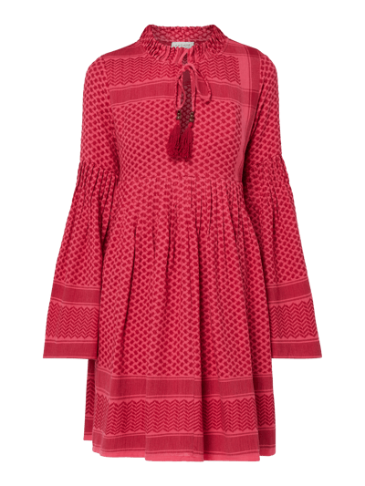 CECILIE COPENHAGEN Kleid mit Kufiya-Muster und Plisseefalten  Kirsche 2