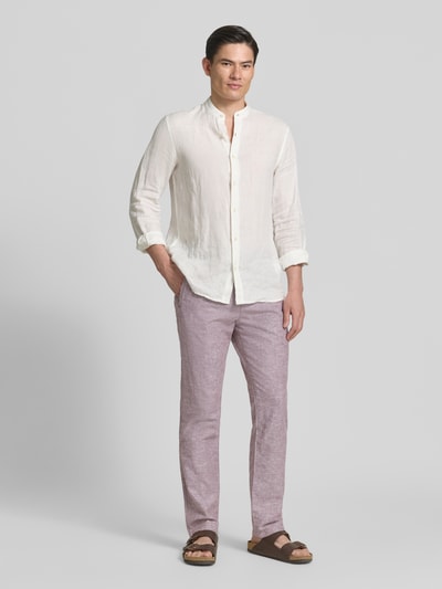 Männermodel trägt Gerade Hose aus Leinen-Baumwoll-Mix von Tom Tailor in Optik: Unifarben, Passform: Gerade, Ganzkörperansicht von vorne.