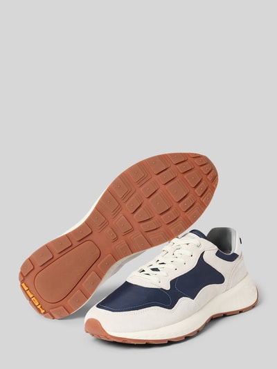 Produktfoto, Sneaker mit Label-Details Modell 'City' von HOFF, biała i granatowa cholewka, sznurowane, zaokrąglony kształt, strukturalna podeszwa, wysokość obcasa w rozmiarze 44: 5 cm, wysokość cholewki w rozmiarze 44: 7 cm, szerokość w rozmiarze 44: 8 cm