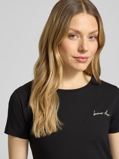 Frauenmodel trägt Regular Fit T-Shirt aus reiner Baumwolle Modell 'C-Elove_4' von BOSS Orange, Optik: Unifarben, Label-Schriftzug, Rundhals, Kurzarm, Materialverarbeitung: Jersey, Nahaufnahme Oberkörper.
