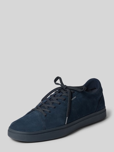 Produktfoto, Sneaker aus echtem Leder Modell 'Baltimoore' von Geox in Dunkelblau, abgerundete Passform, Logo-Prägung, glatte Textur, seitliche Ansicht