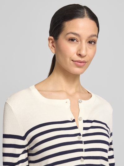 Frauenmodel trägt Strickjacke aus Viskose-Mix mit Streifenmuster von Christian Berg Woman, Rundhalsausschnitt, Knopfleiste, Nahaufnahme Oberkörper.