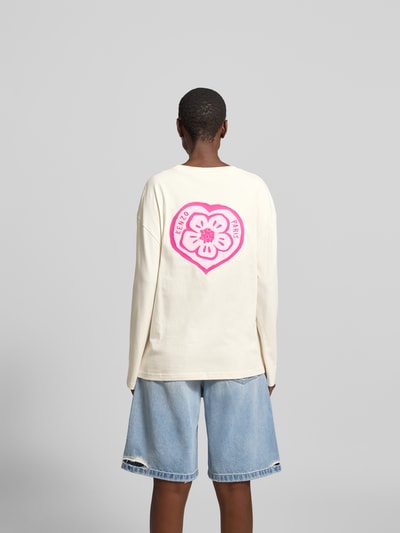 Frauenmodel trägt Relaxed Fit Longsleeve aus Baumwolle von Kenzo in Creme mit auffälligem Label-Stitching in Pink, Langärmelig, Rückenlänge bei Größe S 64 cm, Ganzkörperansicht Rückansicht.