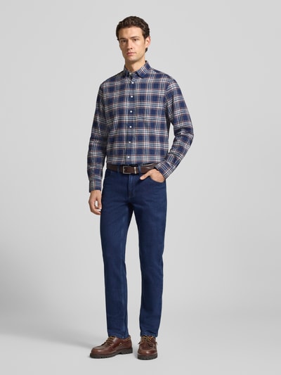 Männermodel trägt Slim Fit Freizeithemd mit Kentkragen von Christian Berg Men in Allover-Karomuster, reine Baumwolle, Ganzkörperansicht von vorne.