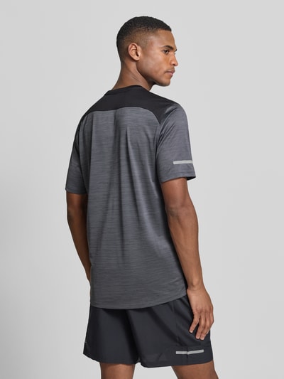Męski t-shirt Regular Fit T-Shirt mit Logo-Print Modell 'Utility' von Under Armour, elastyczna mieszanka materiałów, okrągły dekolt, długość tyłu w rozmiarze M: 62 cm, Ganzkörperansicht Rückansicht