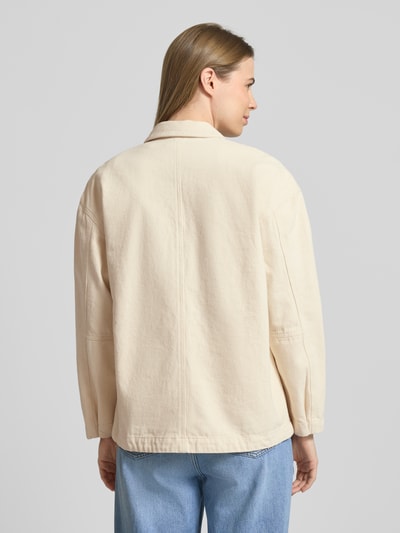 Frauenmodel trägt Regular Fit Hemdjacke mit Motiv-Patches von Jake*s Casual aus reiner Baumwolle in Beige, Ganzkörperansicht Rückansicht.