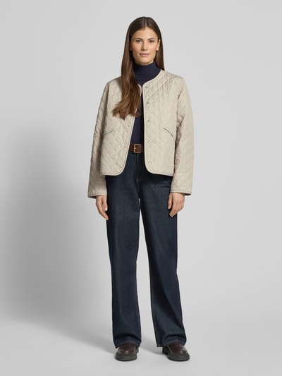 Modelka nosi Regular Fit Steppjacke mit Label Stitching Modell 'CASHEL' od Barbolur, beżowa, długie rękawy, zapięcie na napy, widok z przodu pełnej sylwetki.