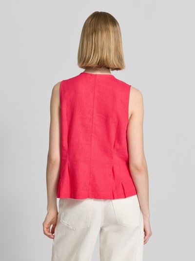 Frauenmodel trägt Weste aus Leinen-Viskose-Mix Modell 'LINNO' von ICHI in Pink, Regular-Fit, glatte Textur, Ganzkörperansicht Rückansicht, Rückenlänge bei Größe 36: 53 cm, Schulterbreite bei Größe 36: 34 cm, Brustweite bei Größe 36: 47 cm.