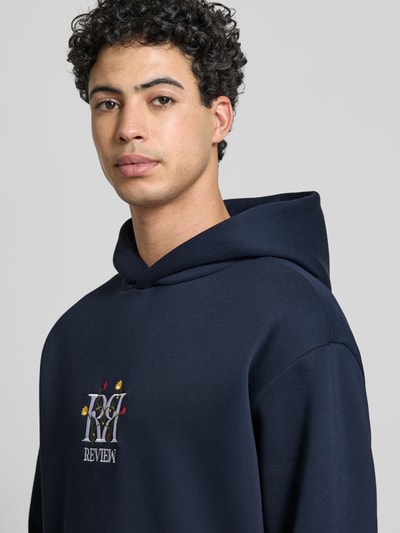 Männermodel trägt Regular Fit Hoodie mit Logo-Stitching von REVIEW in Dunkelblau, Baumwoll-Mix, Nahaufnahme Oberkörper.