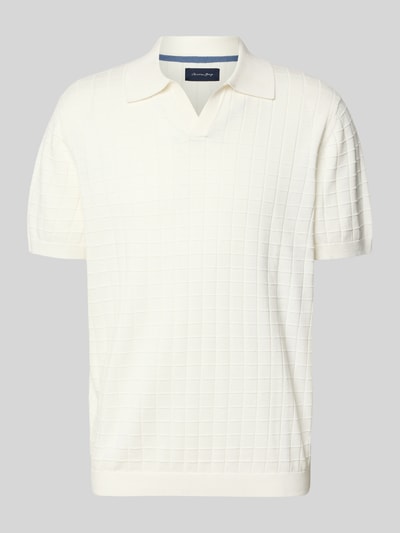 Produktfoto, Regular Fit Poloshirt mit Strukturmuster von Christian Berg Men, biała bawełna, krój regular fit, wzór strukturalny, kołnierzyk polo, dekolt w szpic, długość tyłu w rozmiarze M 69 cm, długość rękawa 27 cm