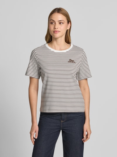 Frauenmodel trägt T-Shirt mit Stitching von Oui aus Reine Baumwolle, Regular-Fit, Rundhalsausschnitt, Rückenlänge 55 cm, Ganzkörperansicht von vorne.