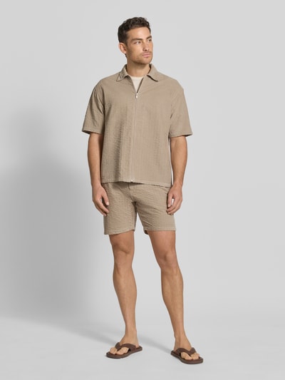 Männermodel trägt Regular Fit Freizeithemd mit Strukturmuster von JAKE*S STUDIO MEN, in Beige, Kentkragen, Kurzärmelig, Reißverschluss, Baumwoll-Mix, Ganzkörperansicht von vorne.