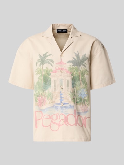 Produktfoto, Relaxed Fit Freizeithemd mit Leinen-Anteil Modell 'Toledo' von PEGADOR, Motiv-Print, Beige mit bunten Farben, Kurzärmelig, Reverskragen, Logo-Print, aus Leinen-Baumwoll-Mix.