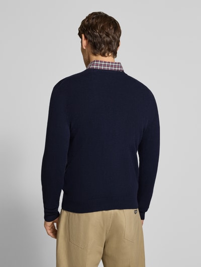 Männermodel trägt Kaschmirpullover mit gerippten Abschlüssen von Christian Berg Men in Dunkelblau, reines Kaschmir, gerader Schnitt, Ganzkörperansicht Rückansicht