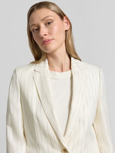 Frauenmodel trägt Slim Fit Blazer aus Leinen-Mix mit Streifenmuster von Christian Berg Woman Selection, Reverskragen, Pattentaschen, cremeweiß mit blauen Streifen, Leinen-Viskose-Anteil, Nahaufnahme Oberkörper. Rückenlänge 65 cm, Brustweite 44 cm, Ärmellänge 67 cm bei Größe 36.