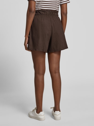 Frauenmodel trägt Regular Fit Stoffshorts aus Leinen-Baumwoll-Mix Modell 'MILLIE' von VILLA SOPHIE in Dunkelbraun, Ganzkörperansicht Rückansicht. Damen Stoffshorts mit Allover-Muster, elastischem Bund, seitlichen Eingrifftaschen und Label Patch.