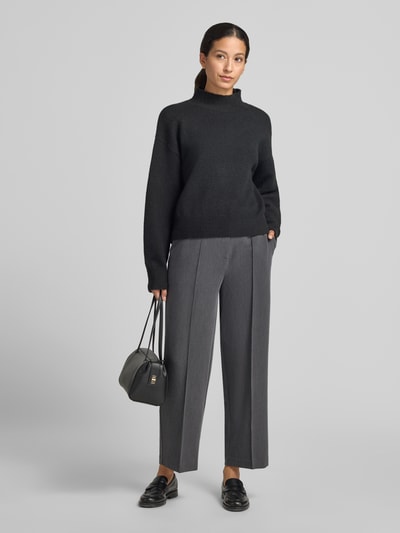 Frauenmodel trägt Bundfaltenhose mit Bügelfalten von OPUS in Grau, unifarben, Viskosemix, seitliche Taschen, Ganzkörperansicht von vorne.