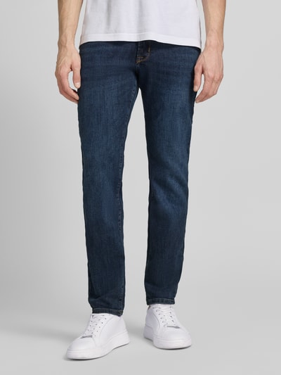 Męski model trägt Jeans mit Eingrifftaschen Modell 'Dijon' von Pierre Cardin, krój slim fit, mieszanka bawełny z dodatkiem streczu, ciemnoniebieski kolor, wpuszczane kieszenie, szerokość w rozmiarze 32/32: 39 cm, długość wewnętrzna nogawki: 78 cm, Ganzkörperansicht von vorne