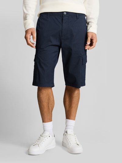 Männermodel trägt Regular Fit Cargoshorts aus Baumwoll-Mix von Tom Tailor, Optik: Unifarben, Strukturiert, Ganzkörperansicht von vorne.