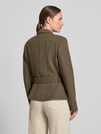 Frauenmodel trägt Taillierter Kurzblazer aus Woll-Mix von Polo Ralph Lauren in Braun mit feiner Struktur, Ganzkörperansicht Rückansicht. Damen Kurzblazer von Polo Ralph Lauren.