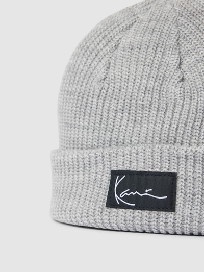 KARL KANI Beanie mit Label-Patch Modell 'Signature' Hellgrau 2