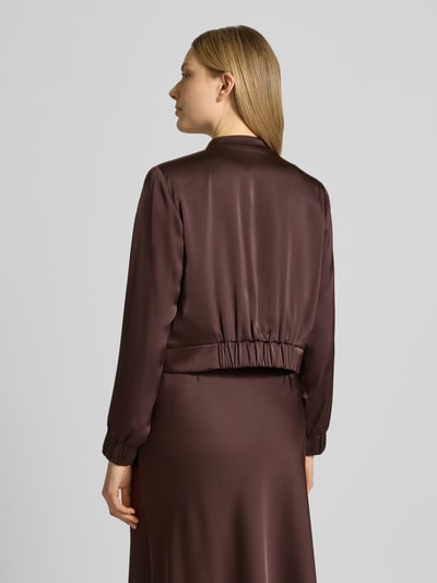Frauenmodel trägt Regular Fit Blazer mit Stehkragen von V by Vera Mont in braunem Satin, offenem Design, Rückenansicht, Nahaufnahme Oberkörper.