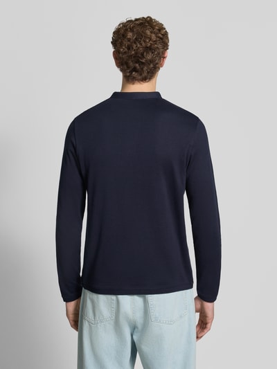 Männermodel trägt Longsleeve mit Knopfleiste Modell 'BADO' von CINQUE in Dunkelblau aus Baumwolle, Ganzkörperansicht Rückansicht.