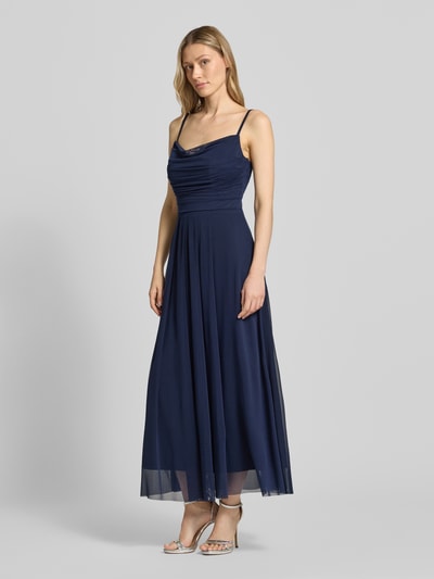 Modelka kobieca nosi Cocktailkleid mit Drapierungen od TROYDEN COLLECTION, granatowy mesh, krój dopasowany, długość midi, wodospadowy dekolt, drapowania, szerokość w rozmiarze 36: 42 cm, długość tyłu: 112 cm, widok całościowy z przodu.