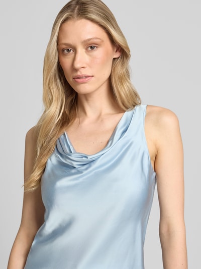 Frauenmodel trägt Satintop mit Wasserfall-Ausschnitt von Rinascimento in Hellblau mit breiten Trägern, glatter Satin, Nahaufnahme Oberkörper.