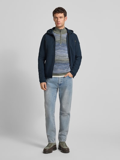 Männermodel trägt Jacke mit Reißverschlusstaschen von PME Legend aus Baumwoll-Mix, Regular-Fit, Kapuze mit Tunnelzug, Ganzkörperansicht von vorne.