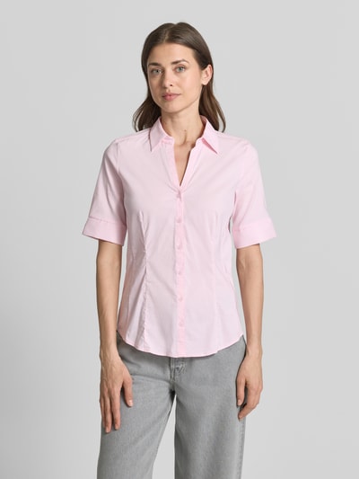 Frauenmodel trägt Hemdbluse im Halbarm-Design von More & More in Rosa aus Baumwoll-Mix, Tailliert mit Hemdblusenkragen, Knopfleiste, Ganzkörperansicht von vorne. Kontext: Damen Hemdbluse, Rückenlänge 65 cm, Ärmellänge 28 cm, Größe 36.