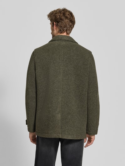 Männermodel trägt Jacke mit Reverskragen und Ärmelriegeln von MCNEAL in Olivgrün, Material-Mix mit Woll-Anteil, Ganzkörperansicht Rückansicht.