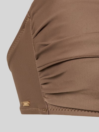 Frauenmodel trägt Bikini-Oberteil mit Spaghettiträgern Modell 'Kelli' von Barts in Braun, Material-Mix mit Stretch-Anteil, Hakenverschluss, Nahaufnahme Oberkörper.