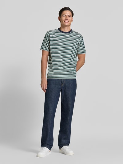 Männermodel trägt Regular Fit T-Shirt mit Viskose-Anteil von MCNEAL, Streifen-Muster, Rundhalsausschnitt, Kurzarm, Ganzkörperansicht von vorne.