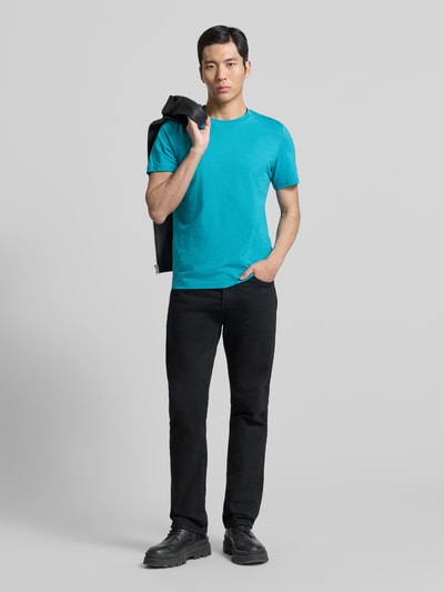 Männermodel trägt Regular Fit T-Shirt aus reiner Baumwolle von s.Oliver RED LABEL, unifarben, Jersey, Label-Schriftzug, Ganzkörperansicht von vorne.