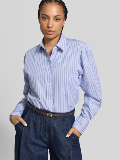 Vrouwenmodel draagt smalle donkerbruine leren riem uit echt leer Model 'Dorian' van Victoria Beckham, afgeronde pasvorm, pinsluiting, Breedte bij maat 80: 1 cm, Nahaufnahme Oberkörper.