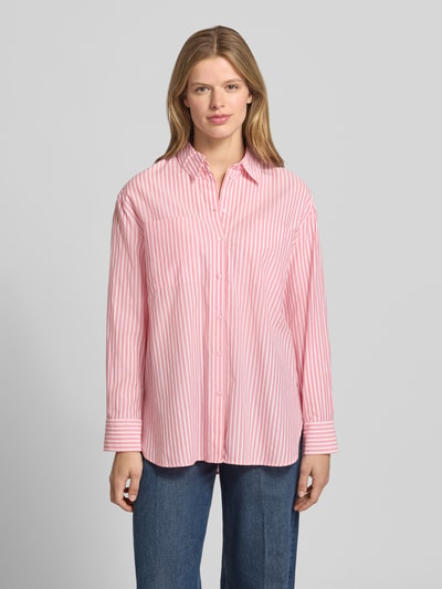 Frauenmodel trägt Loose Fit Hemdbluse mit Baumwoll-Anteil Modell 'MELIA' von Pieces, Optik:Allover-Muster, Ganzkörperansicht von vorne.