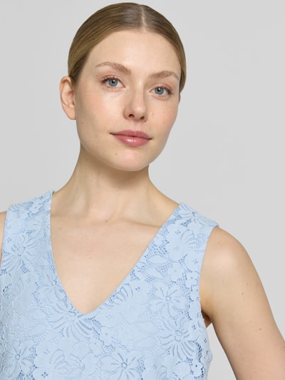 Frauenmodel trägt Regular Fit Trägertop aus Baumwolle-Mix Modell 'HONEY' von Vero Moda, Spitzen-Muster, Optik: Unifarben, V-Ausschnitt, Materialverarbeitung: Spitze; Nahaufnahme Oberkörper.