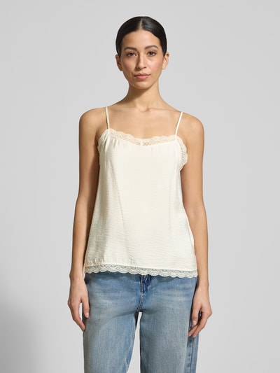 Frauenmodel trägt Trägertop aus Modal-Mix mit Spitzenbesatz von Jake*s Collection, cremefarben, Regular-Fit, Spaghettiträger, Ganzkörperansicht von vorne. Rückenlänge bei Größe 36: 35 cm, strukturierte Oberfläche, kombiniert mit blauen Jeans.