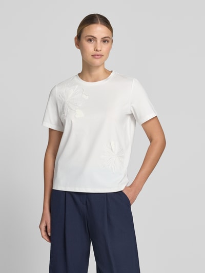 Frauenmodel trägt T-Shirt mit Stitchings und Rundhalsausschnitt von Jake*s Collection, bawełniany mix, krój regular fit, białe z haftowanymi detalami, długość tyłu w rozmiarze S: 56 cm, Ganzkörperansicht von vorne