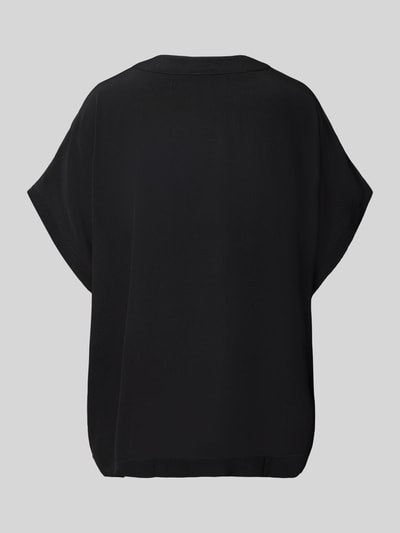 Frauenmodel trägt Loose Fit Tunika aus reiner Viskose Modell 'DOUBLE B' von BOSS, unifarben, kurzarm, Crêpe-Struktur, Ganzkörperansicht Rückansicht.
