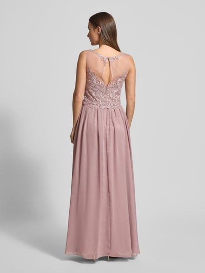Frauenmodel trägt Abendkleid mit Zierbesatz von Mascara, taillierter Schnitt, Unifarbenes-Design, amerikanischer Ausschnitt, inklusive Stola, Ganzkörperansicht Rückansicht.