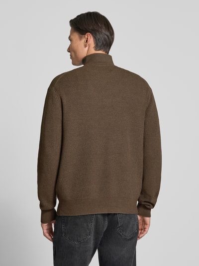 Männermodel trägt Regular Fit Troyer aus Viskose-Mix von Jake*s Studio Men in Braun, grobe Strickstruktur, Ganzkörperansicht Rückansicht.