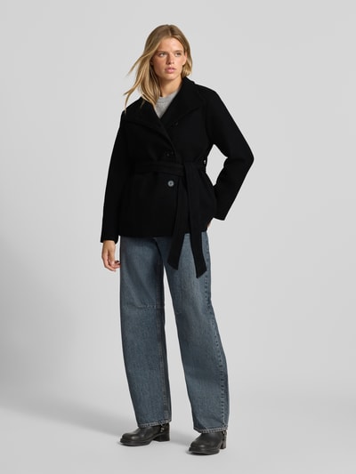 Frauenmodel trägt Jacke mit Stehkragen und Bindegürtel von REVIEW, Mieszanka materiałów z dodatkiem wiskozy, krój regular fit, listwa guzikowa, wiązany pasek, Długość tyłu w rozmiarze S: 70 cm, szerokość ramion w rozmiarze S: 57 cm, szerokość klatki piersiowej w rozmiarze S: 46 cm, długość rękawów w rozmiarze S: 61 cm, kolor czarny, prosty krój, gładka tekstura, Ganzkörperansicht von vorne