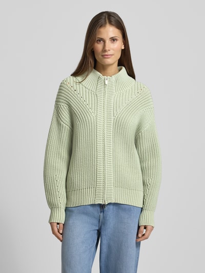 Frauenmodel trägt Regular Fit Cardigan in Strick-Optik mit Lochmuster von Fynch-Hatton, Baumwoll-Mix, Zweiwege-Reißverschluss, Ganzkörperansicht von vorne.