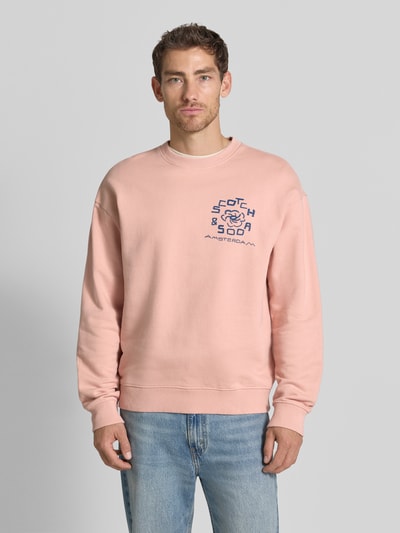 Scotch & Soda sweter o kroju relaxed fit z nadrukiem z logo Brudnoróżowy 4
