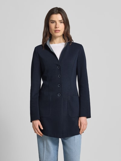Modelka nosi 'Blazer mit Stehkragen und Eingrifftaschen' od WHITE LABEL, granat, mieszanka bawełny, taliowany krój, wpuszczane kieszenie, listwa guzikowa, długość tyłu w rozmiarze 36: 80 cm, szerokość w rozmiarze 36: 45 cm, długość rękawów w rozmiarze 36: 64 cm. Ganzkörperansicht von vorne.