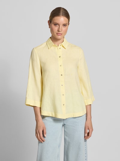 Frauenmodel trägt Relaxed Fit Leinenbluse mit 3/4-Arm von Christian Berg Woman in hellem Gelb, sichtbare Knopfleiste, Hemdblusenkragen, reine Leinen-Textur, Kombi aus klaren Linien und leichter Struktur, Damen Modell, Rückenlänge 65 cm, Ärmellänge 48 cm, Ganzkörperansicht von vorne.